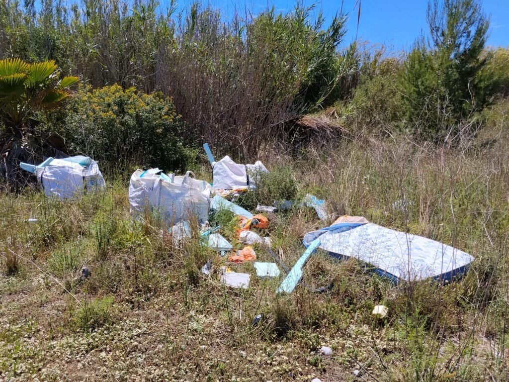 Identificada la persona responsable de un vertido ilegal en la desembocadura del Mijares