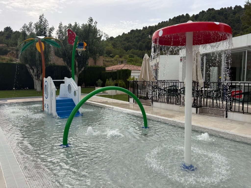 La piscina municipal de Alfondeguilla inaugura temporada con los nuevos juegos acuáticos infantiles