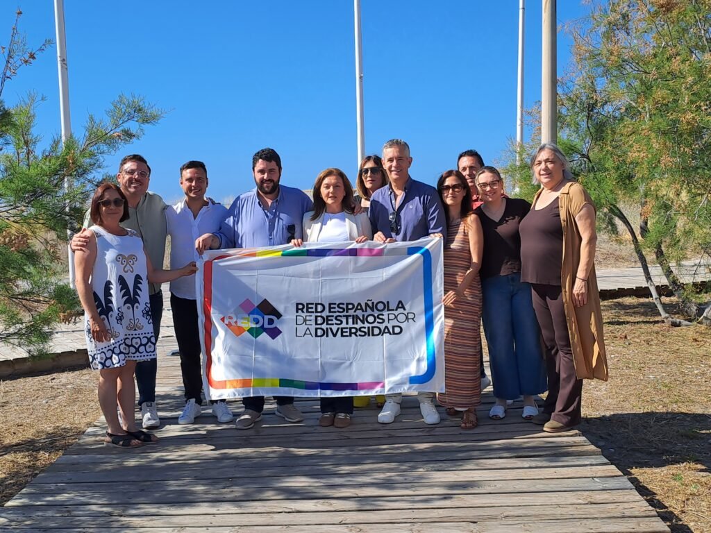 Nules iza una nueva bandera en sus playas como distintivo de destino por la diversidad