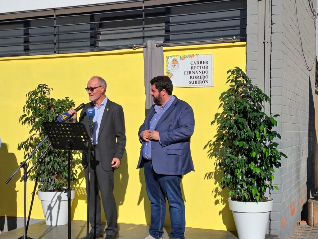 Nules homenajea al exrector Fernando Romero Subirón con la renovación de la placa de la calle que lleva su nombre