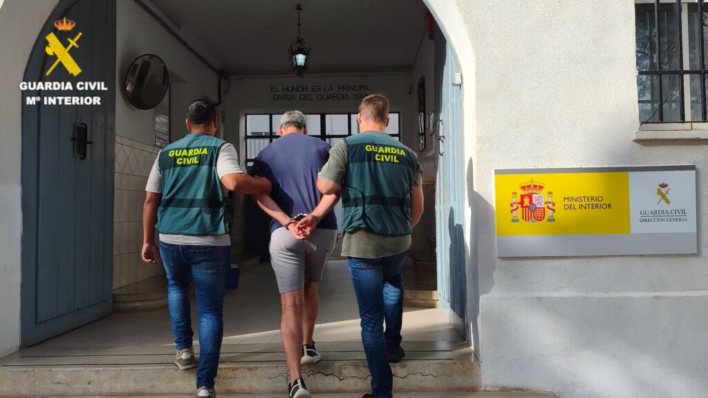 La Guardia Civil ha detenido a un hombre por un robo en el interior de un vehículo y un delito continuado de daños en la Vall d`Uixo