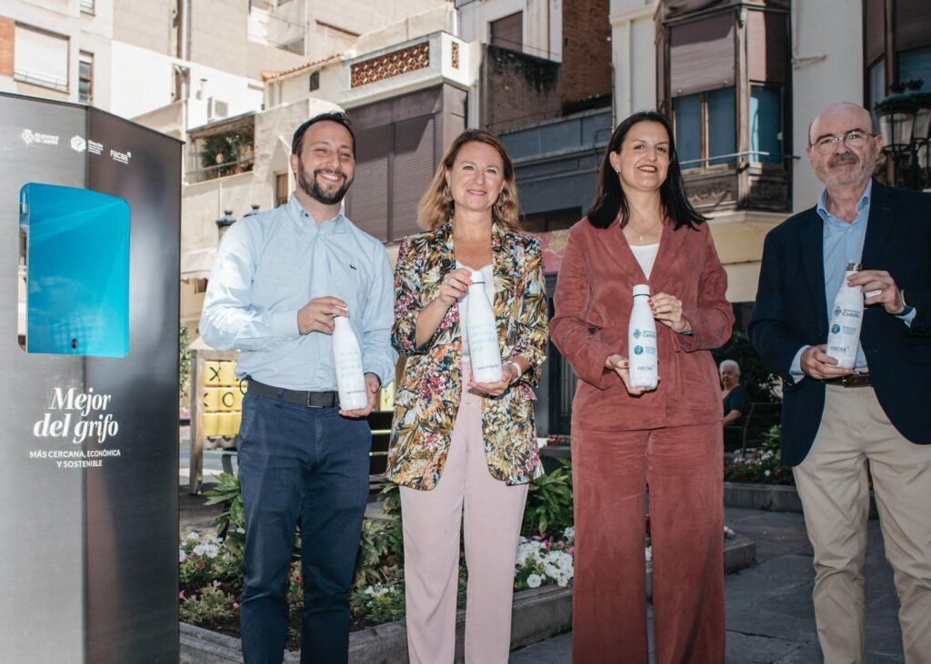 Castellón activa cinco nuevos puntos de agua potable refrigerada para combatir el calor este verano