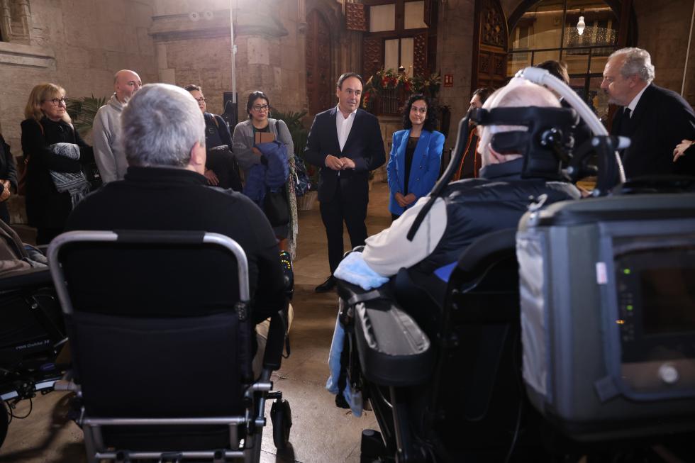 Pérez Llorca reafirma la apuesta del Consell con una atención ágil, digna y adaptada a las necesidades de las personas con ELA y sus familias