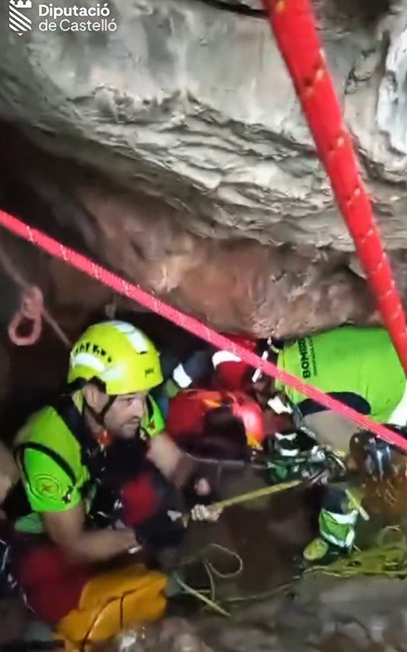 Los bomberos rescatan de una cueva a un montañero lesionado