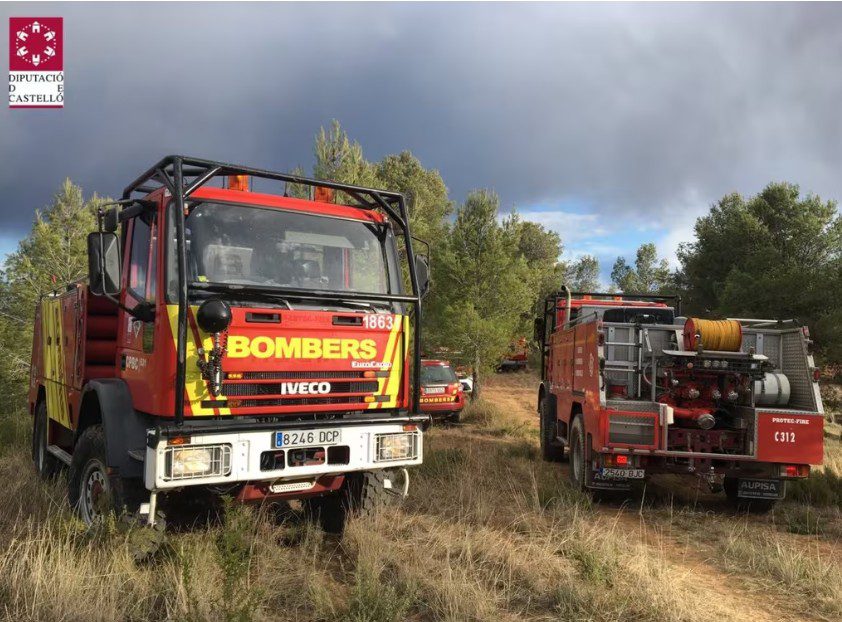 Los bomberos, con medios aéreos y terrestres, trabajan en dos incendios en la provincia