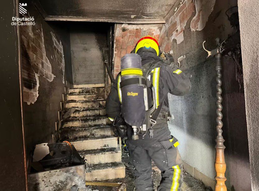 Dos niños heridos, por inhalación de humos, en un incendio en Burriana