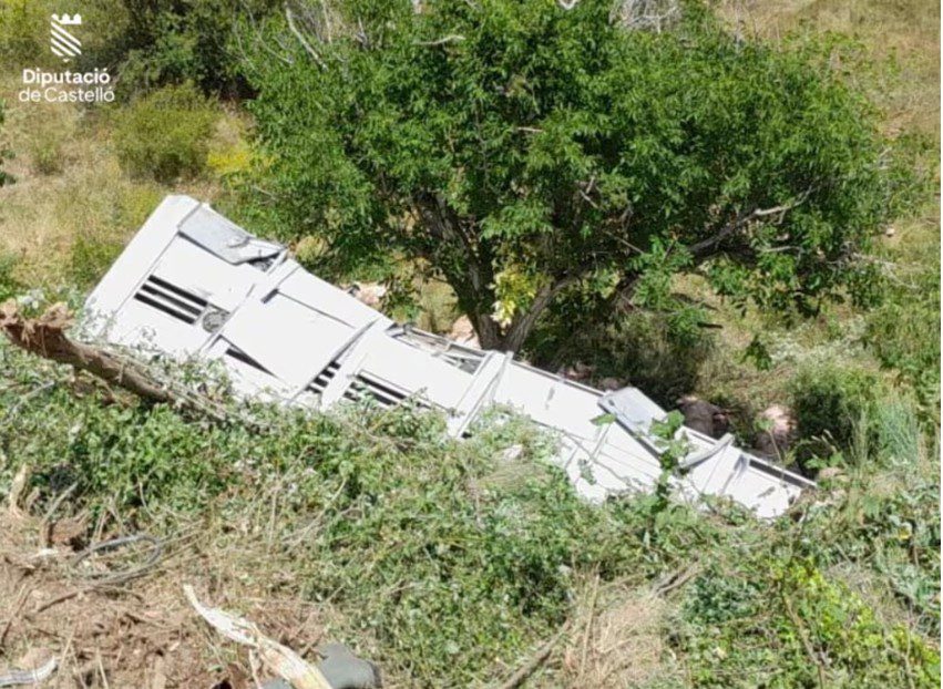 Un conductor resulta herido al caer su camión por un terraplén en Forcall