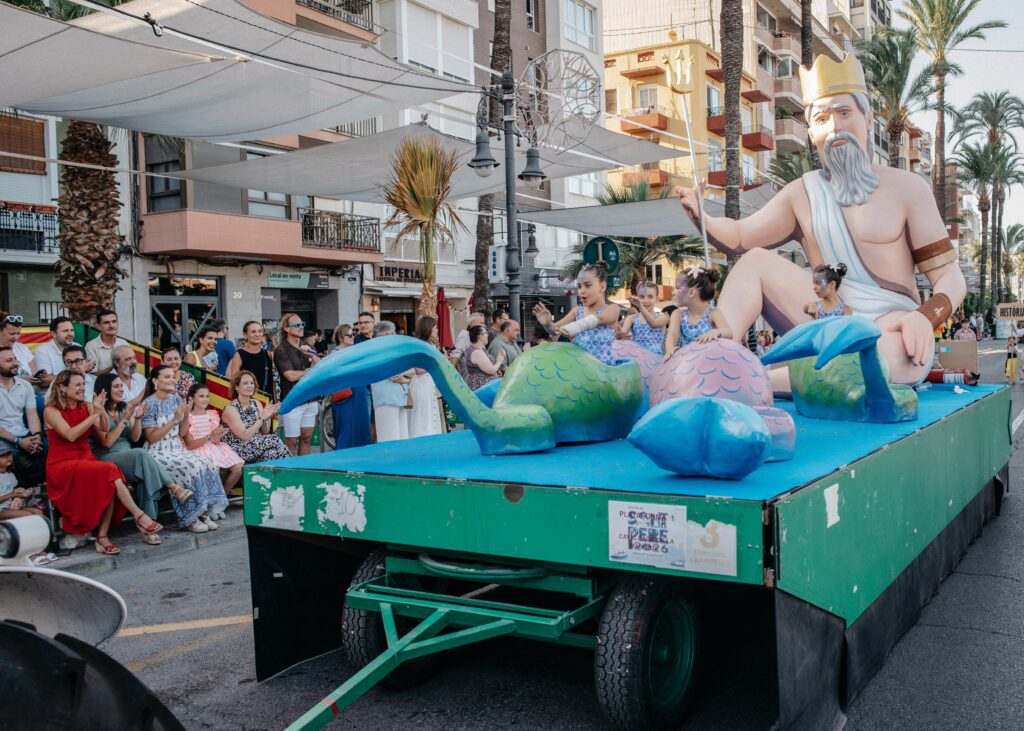 La Cavalcada de la Mar recupera sus raíces marineras con la carroza de Neptuno