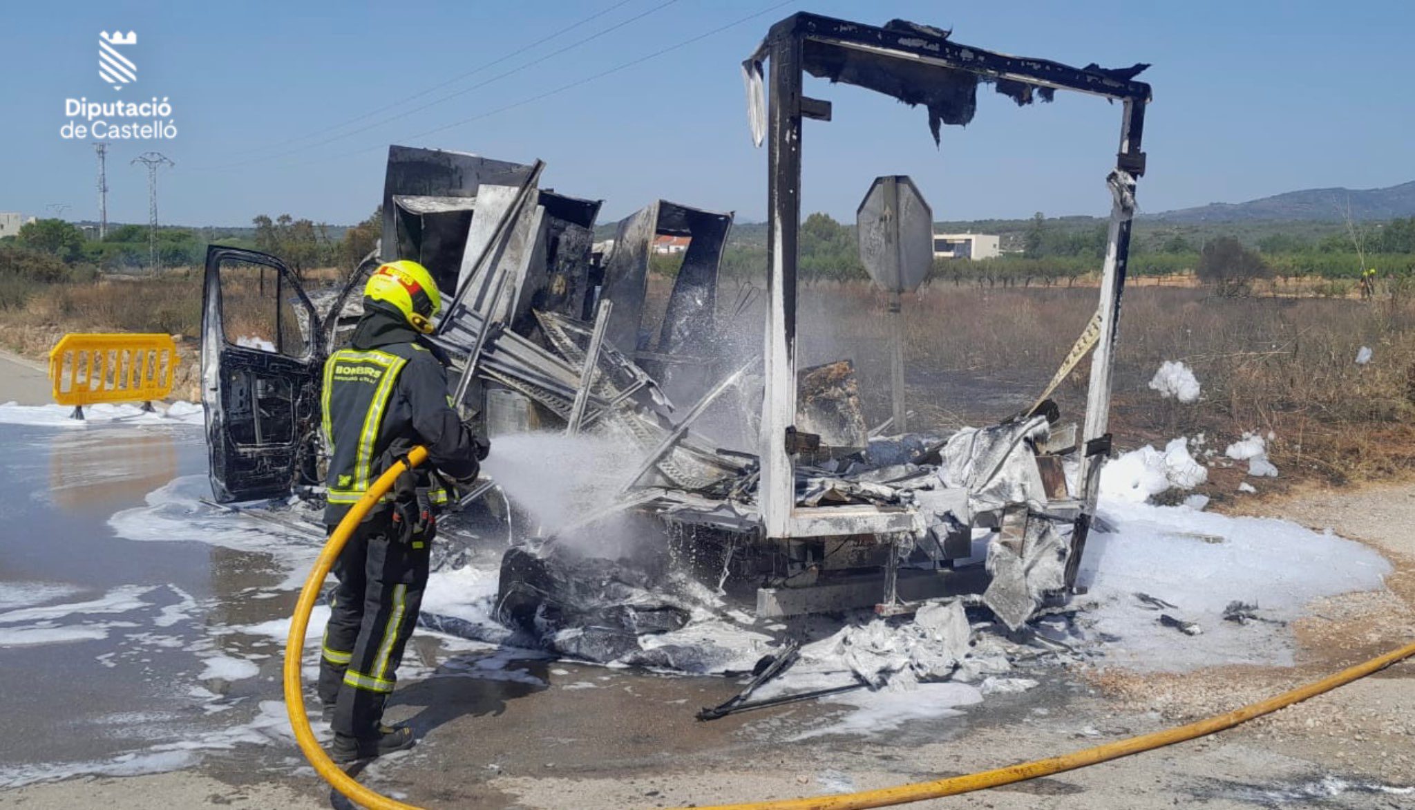 Los bomberos, con medios aéreos y terrestres, trabajan en dos incendios en la provincia