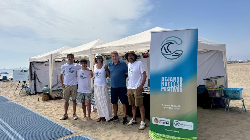 Las playas de Castellón arrancan el verano llenas de huellas positivas con la campaña de concienciación “El mar empieza en tí”