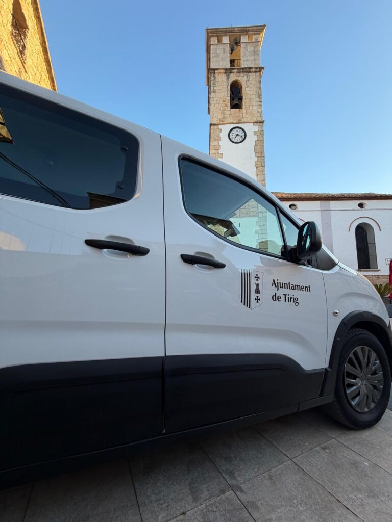 Tírig garantiza el transporte al médico para las personas mayores con un nuevo vehículo municipal