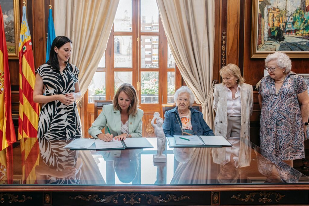Castellón amplía su patrimonio cultural al recibir la donación de una escultura de Juan Bautista Adsuara