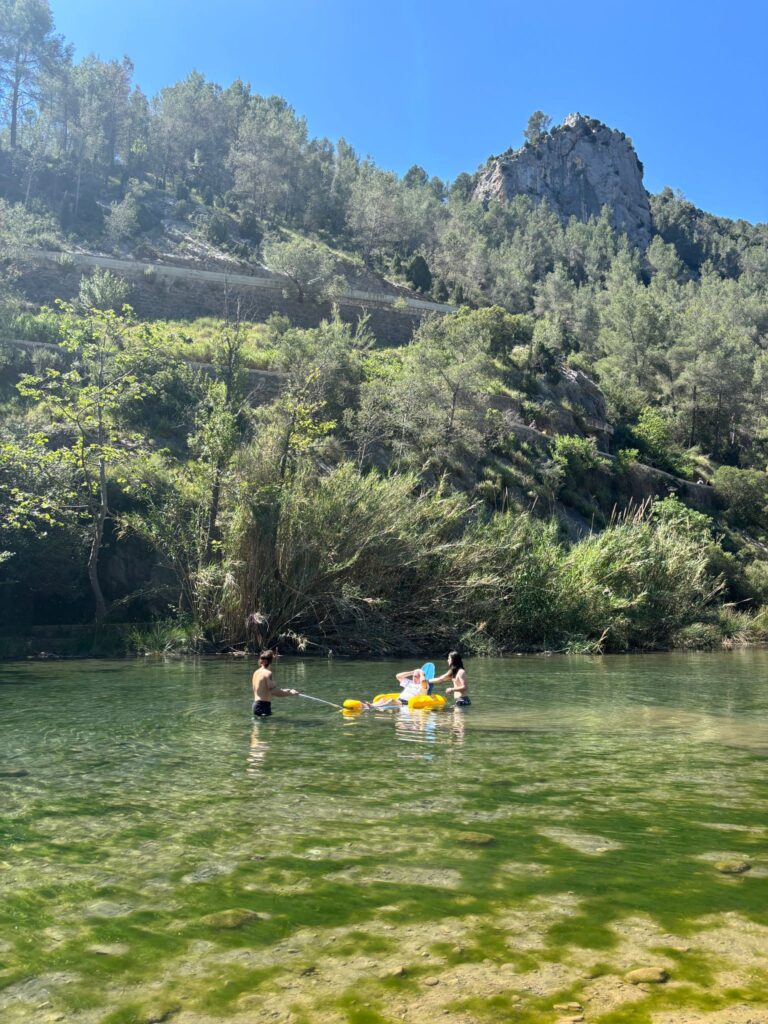 Montanejos pone el foco en la accesibilidad y la inclusión con el izado de la Bandera Azul de la Fuente de los Baños a cargo de usuarios de DACEM