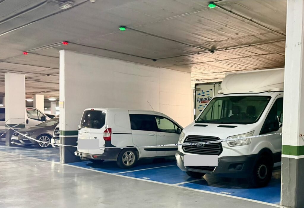 El PSPV pregunta por la seguridad del parking subterráneo de Santa Clara tras el acordonamiento con cinta policial de varias plazas