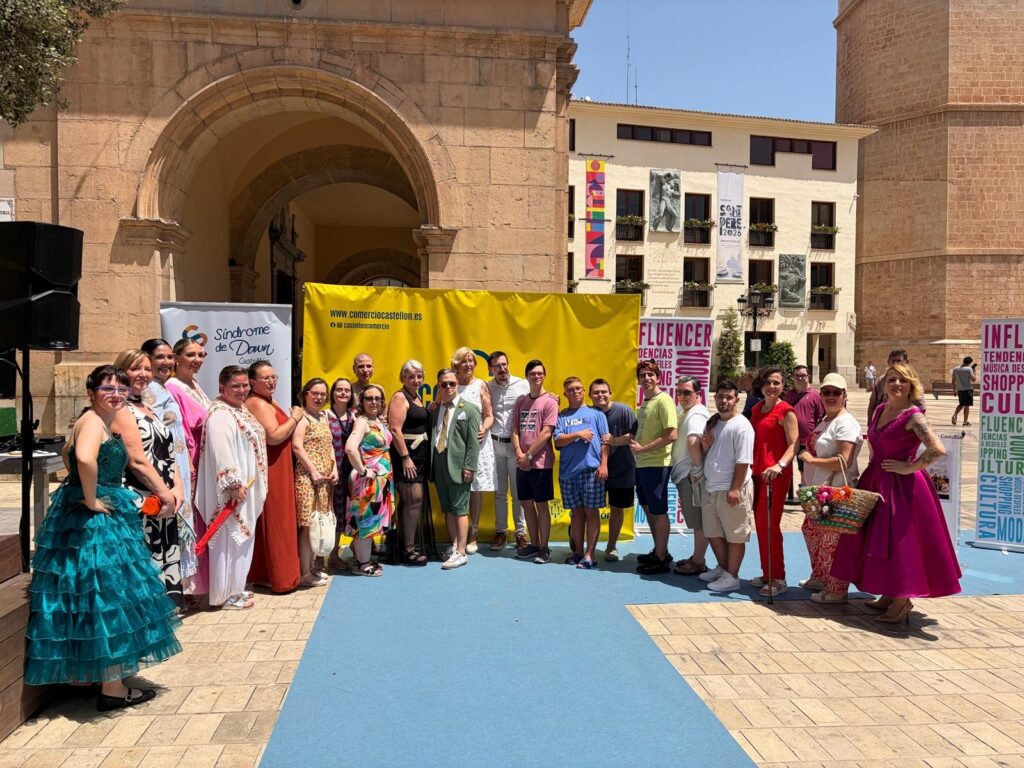 El primer desfile inclusivo llena de moda local la Plaza de la Pescadería