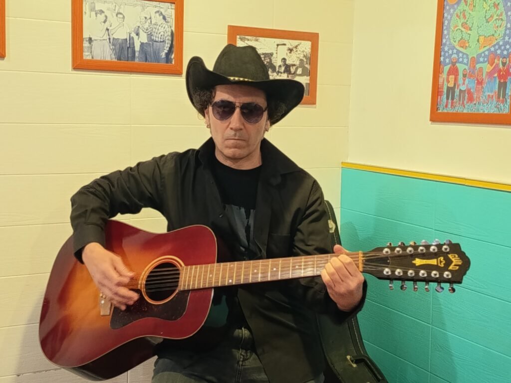 Miguel Verchili celebra los 18 años de “Ana (en el alambre)” con un nuevo videoclip
