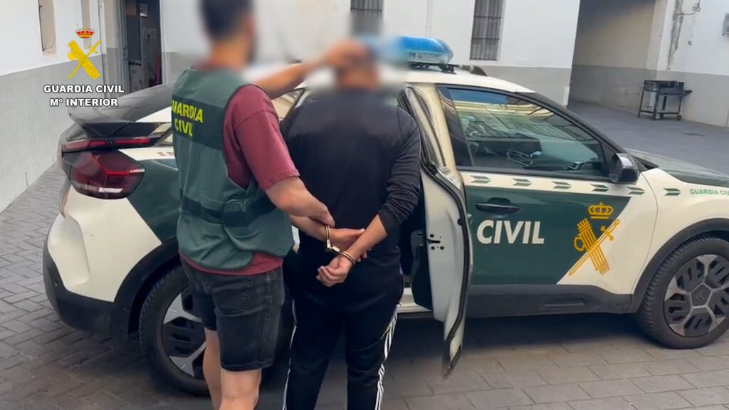 La Guardia Civil ha desmantelado dos plantaciones indoor de marihuana en Almazora y Castellón