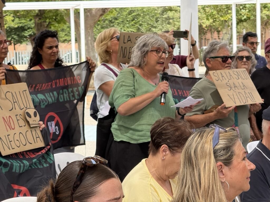 Les entitats que conformen ‘No a la Planta d’Amoniac’ se concentren davant l’alcaldessa de Castelló per mostrar el rebuig al projecte