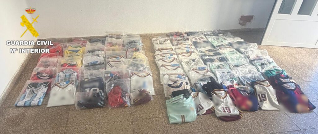 La Guardia Civil actúa contra el Top Manta en Alcossebre, Peñíscola y Benicassim
