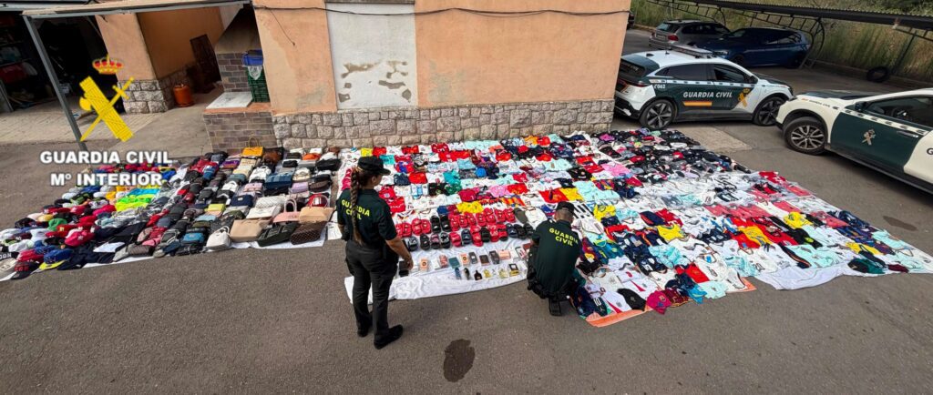 La Guardia Civil interviene cerca de 600 artículos presuntamente falsificados en un dispositivo contra la venta ambulante ilegal en Alcossebre