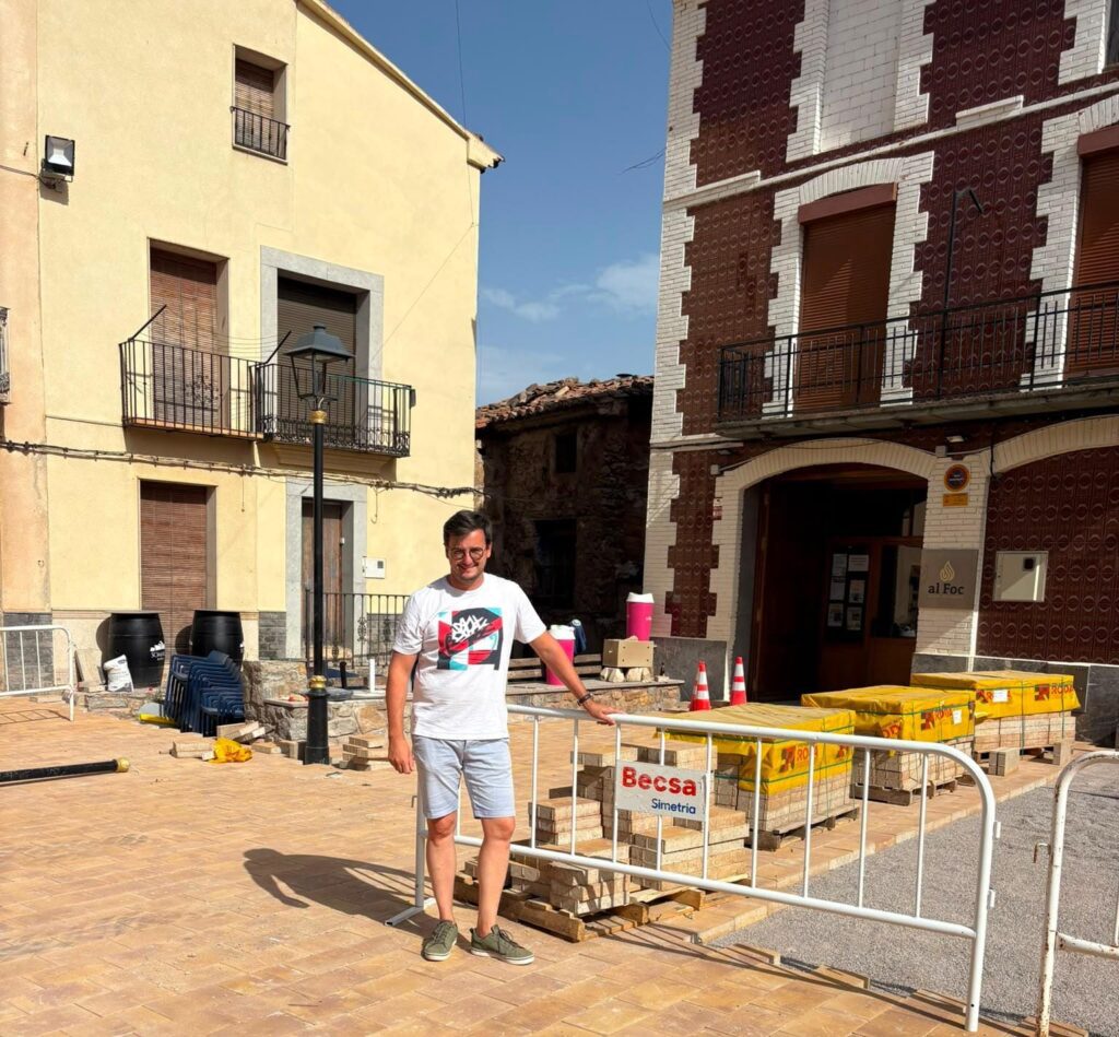 La Villa de El Toro descubre un refugio de la Guerra Civil en la plaza del Jariz con la remodelación de la travesía financiada por Diputación