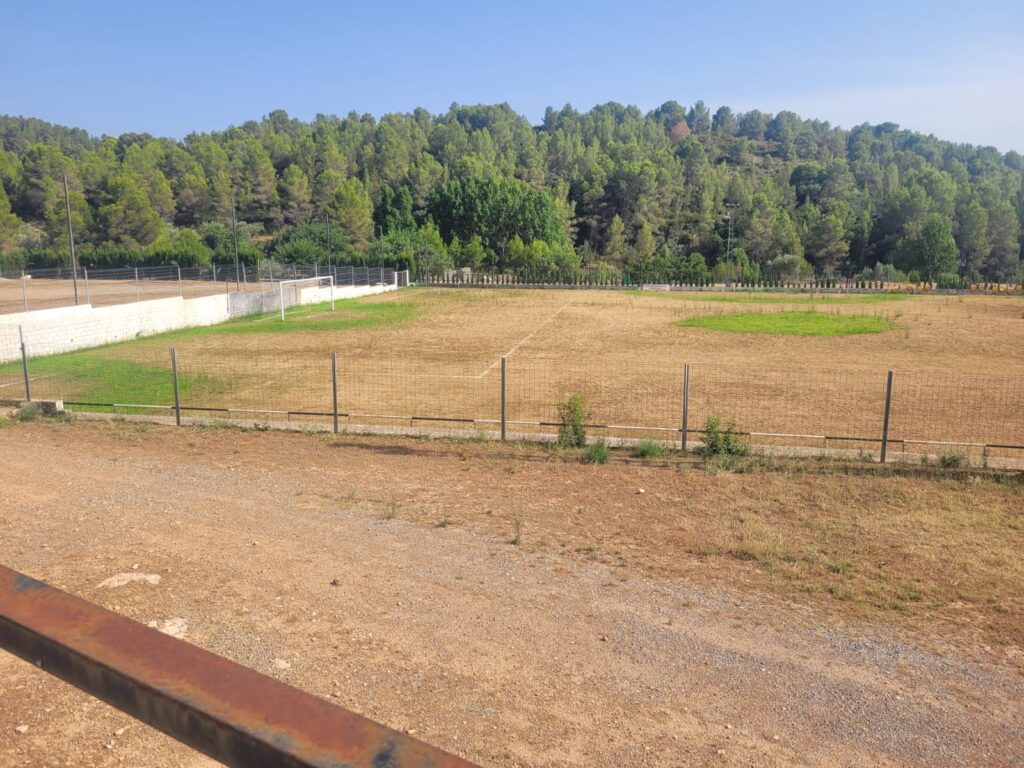 El PP de Castellnovo propone rehabilitar el campo de fútbol con los 100.000 euros que Diputación inyecta a través del plan ‘Més Esport’
