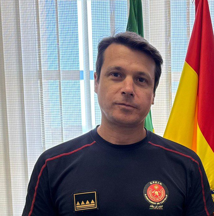 Adrián Nicolau toma posesión como Oficial en prácticas del Cuerpo de Bomberos y completa la primera escala de mando del servicio