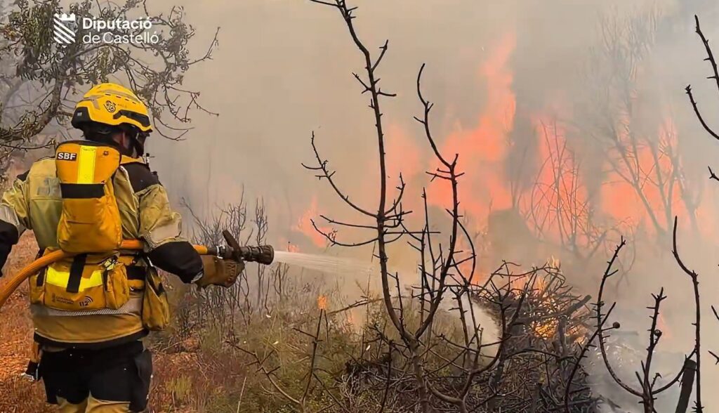 El fuego de Soneja obliga a desalojar Azuébar