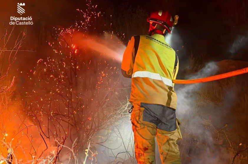 El Consorcio de Bomberos da por estabilizado el incendio de Soneja