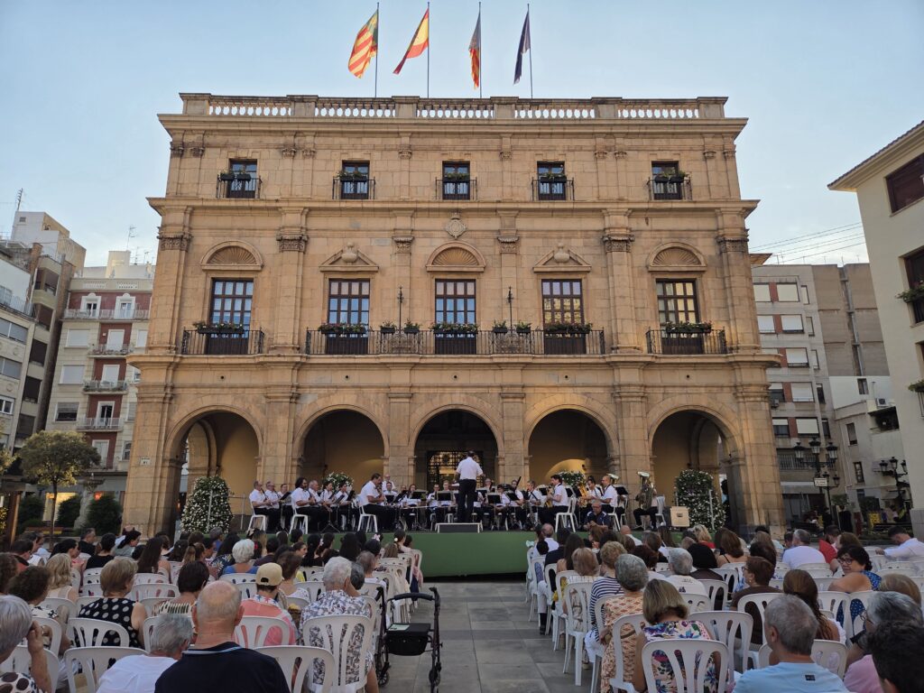 Castellón inicia los actos en honor a Sant Cristòfol  con el concierto de la Banda Municipal en la Plaza Mayor