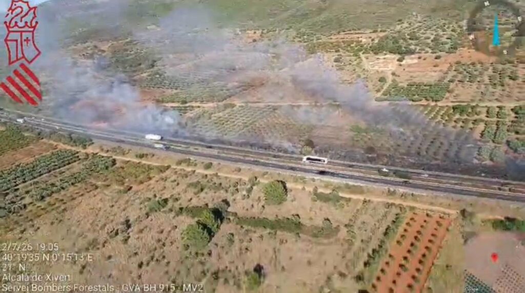 Un incendio obliga a cortar un carril de la AP-7