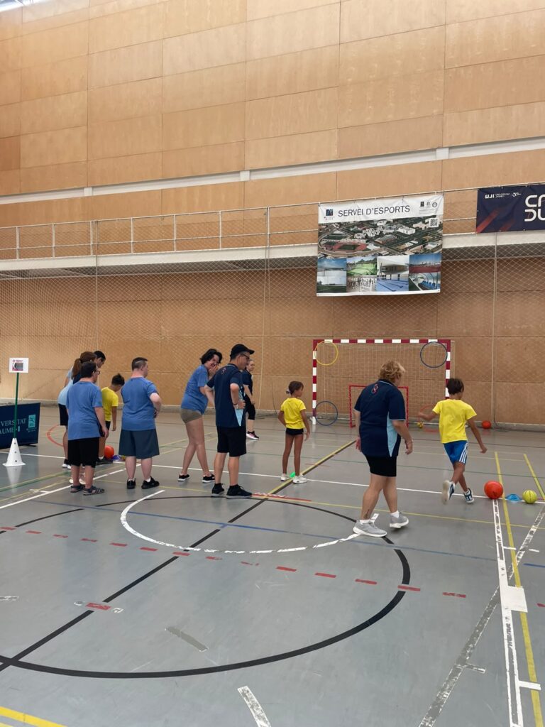 Síndrome de Down Castellón y la UJI impulsan la inclusión a través del deporte en las VIII Jornadas de Pruebas Motrices «¡Todo el mundo a moverse!» – foto 1
