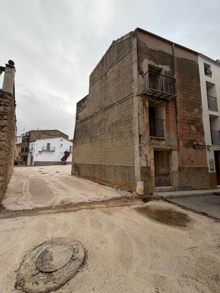 El Ayuntamiento de Tírig impulsa la ampliación del acceso a la plaza del Mercat con la adquisición y derribo de una vivienda