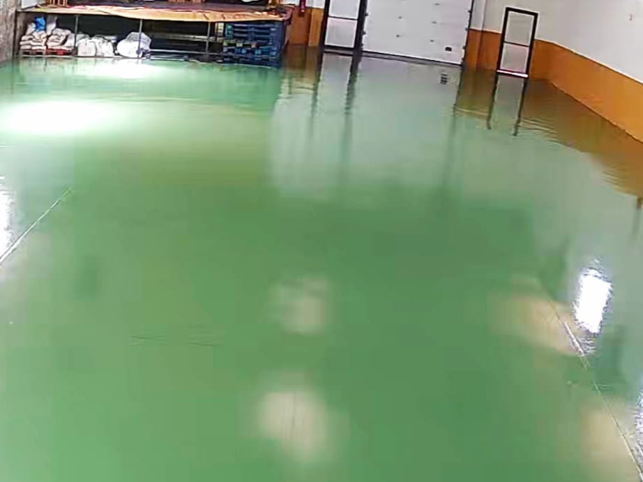 El Ayuntamiento de Ares renueva el pavimento del almacén municipal y la sala multiusos con un nuevo acabado antideslizante