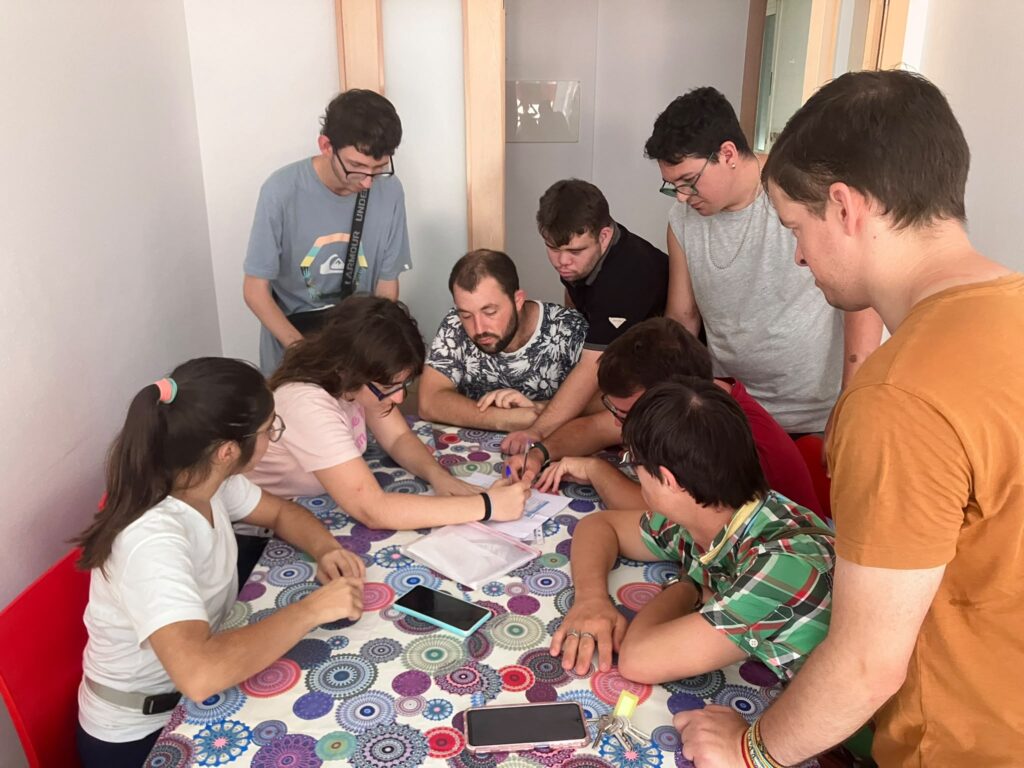 Aprender a vivir de forma independiente: catorce jóvenes ponen a prueba su autonomía este verano en Castellón