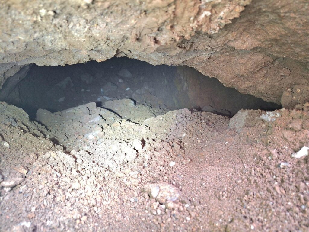 La Villa de El Toro descubre un refugio de la Guerra Civil en la plaza del Jariz con la remodelación de la travesía financiada por Diputación – foto 3
