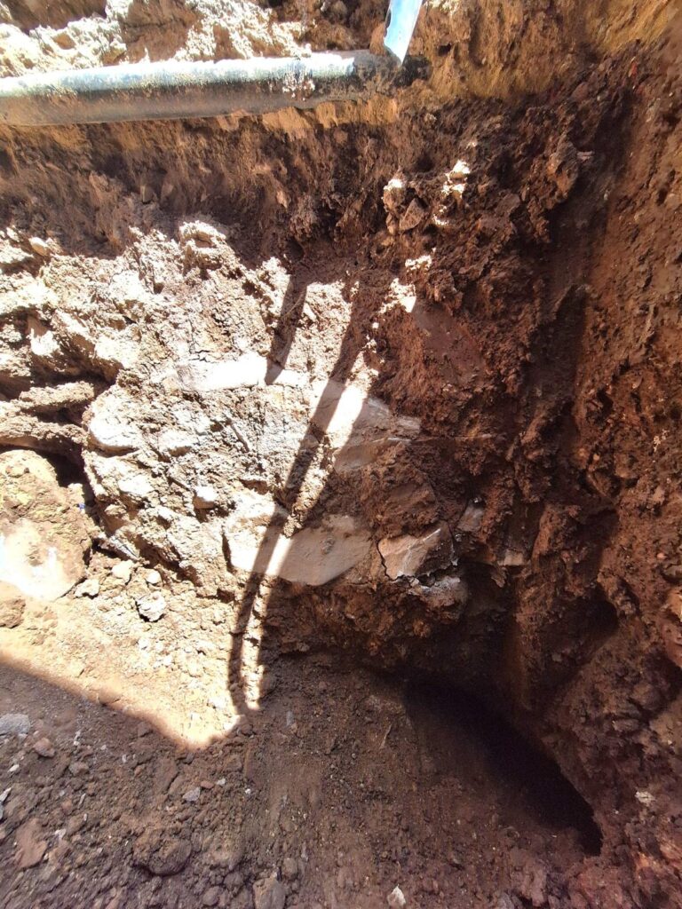 La Villa de El Toro descubre un refugio de la Guerra Civil en la plaza del Jariz con la remodelación de la travesía financiada por Diputación – foto 1