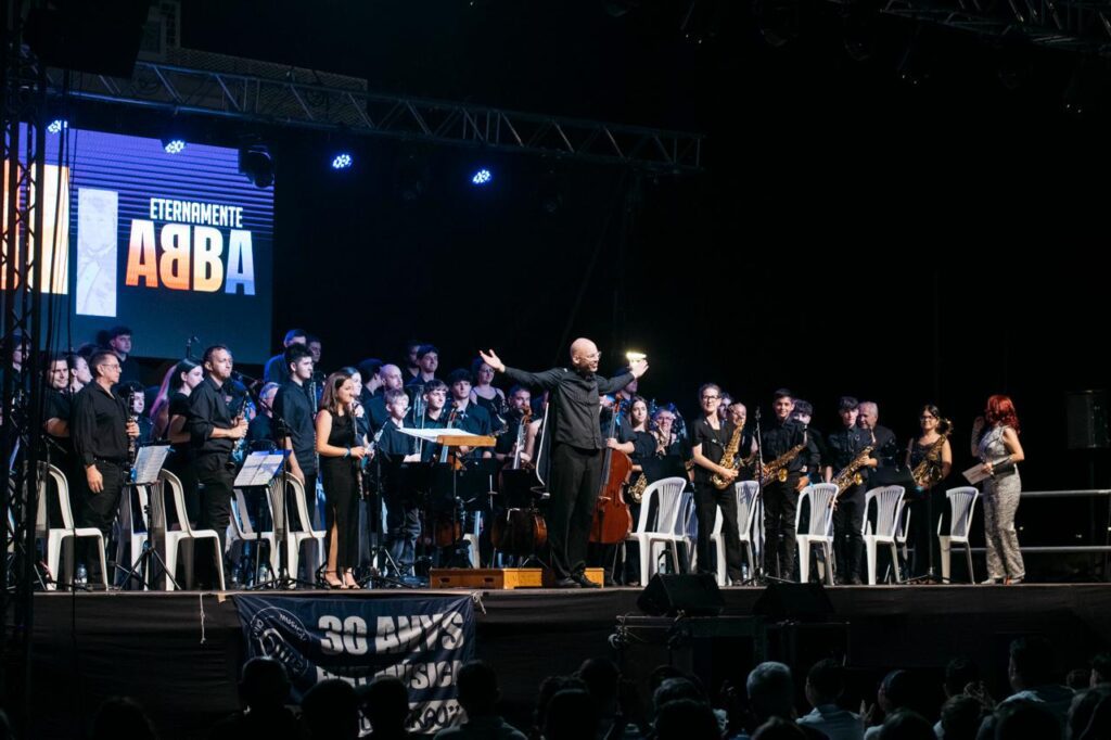 Un millar de personas asiste al concierto de la Unión Musical del Grao en las fiestas de Sant Pere
