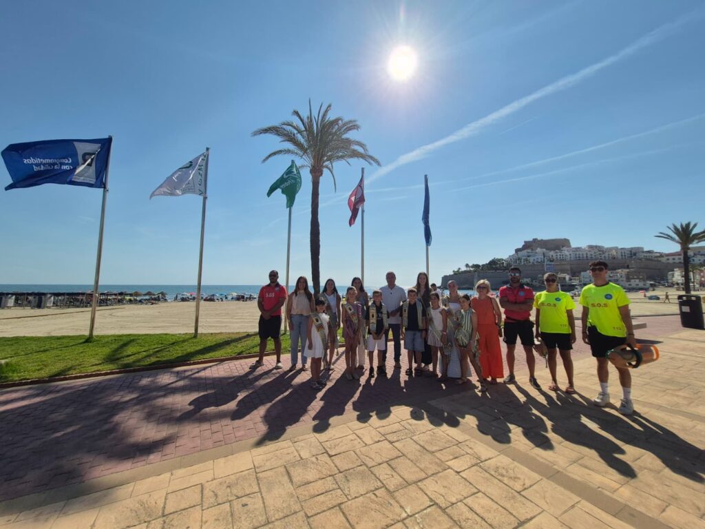 Peñíscola ya luce las banderas de calidad en su playa