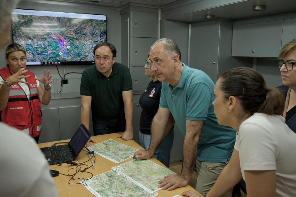 Pérez Llorca indica que los medios terrestres van a trabajar intensamente durante toda la noche y confía que la mejoría de las condiciones meteorológicas faciliten la labor de los equipos