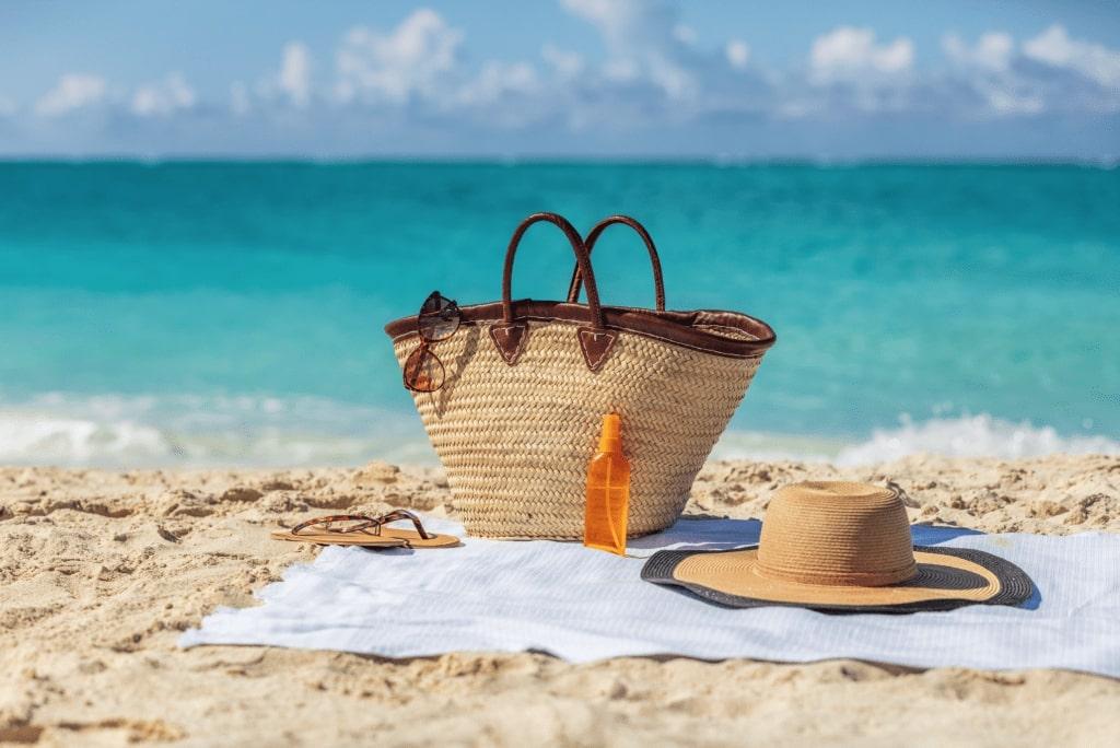 Tendencias para ir a la playa en 2026: los looks, colores y accesorios que marcarán el verano