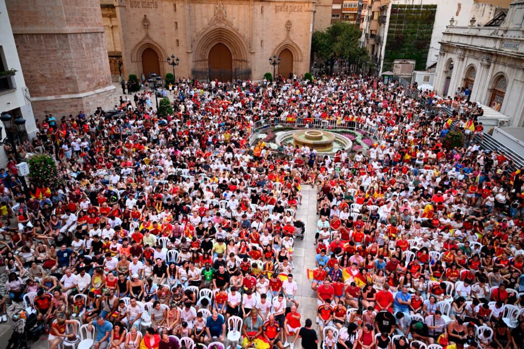 La Plaza Mayor vibra con la selección española de fútbol