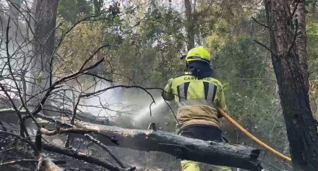 Los Bomberos de Castellón continúan colaborando en la extinción del incendio forestal de la Vall d’Uixó