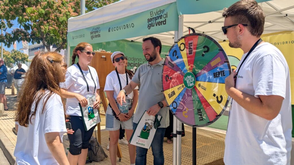 Un millar de personas participan en la campaña de Ecovidrio “Sant Pere recicla en Verd” en las fiestas del Grao de Castellón