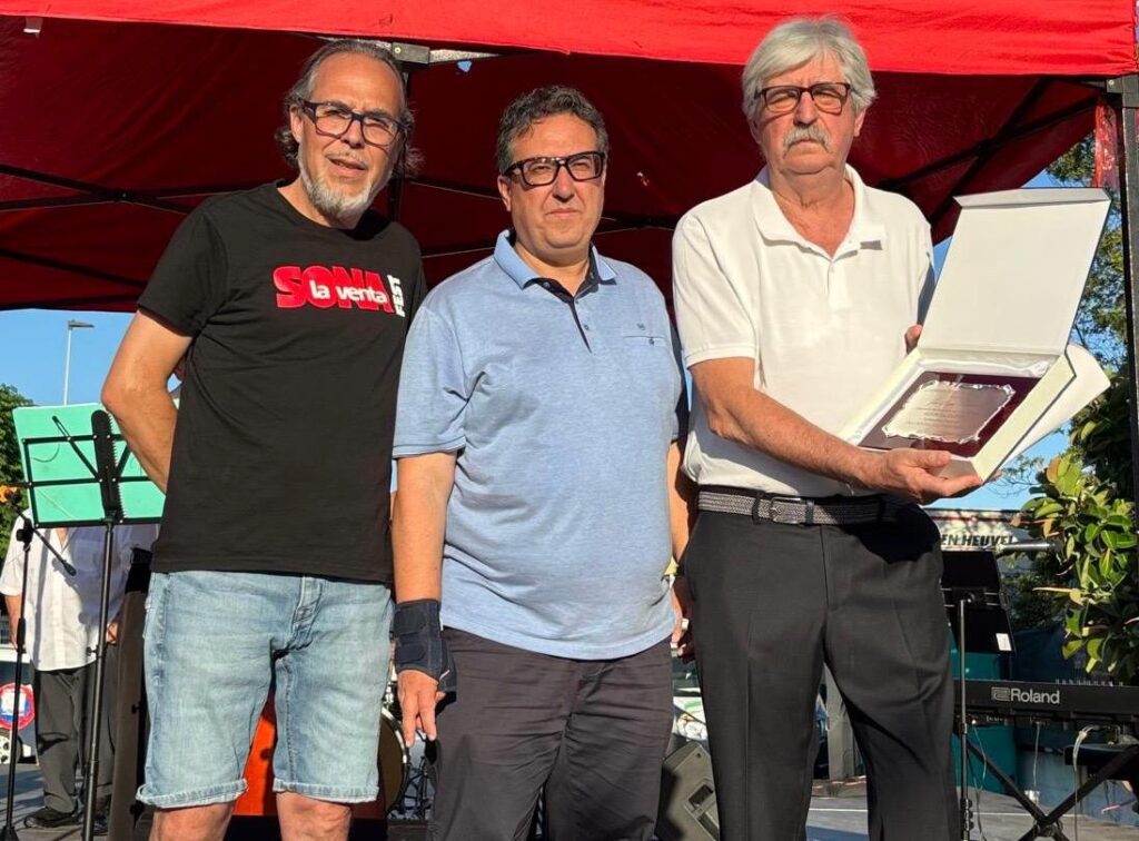 El Ayuntamiento reconoce a Els de la Fileta durante la programación de “A l’estiu tot lo món viu”