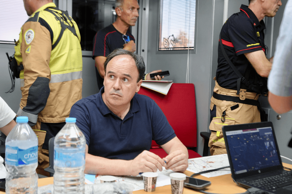La Generalitat despliega más de 300 efectivos y 14 medios aéreos para combatir el incendio de Vall d’Uixó