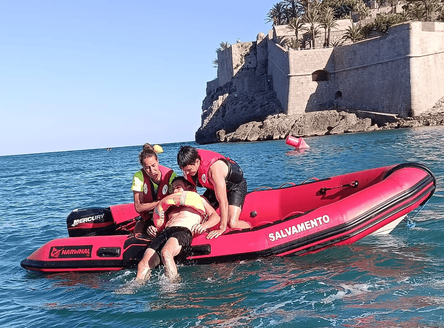 El servicio de salvamento y socorrismo en playas en Peñíscola ha realizado 274 asistencias en el mes de junio