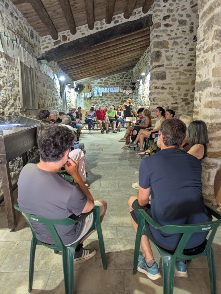 Benassal recupera la memoria de las escuelas de ‘masos’ con un laboratorio ciudadano en la Escola de les Llometes