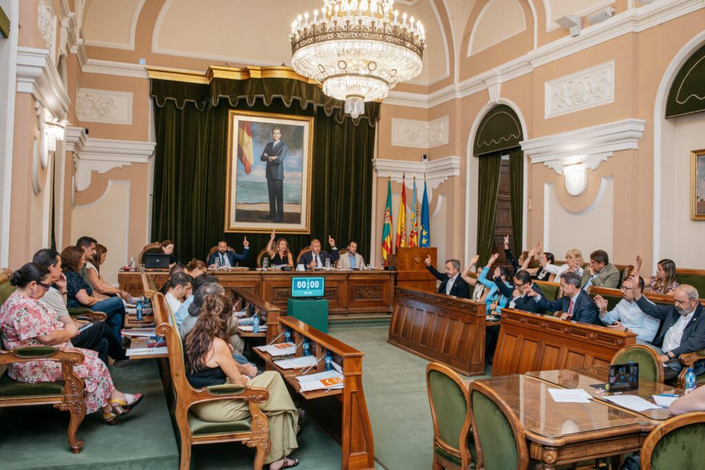 El pleno exige mejoras ferroviarias y propone los festivos locales