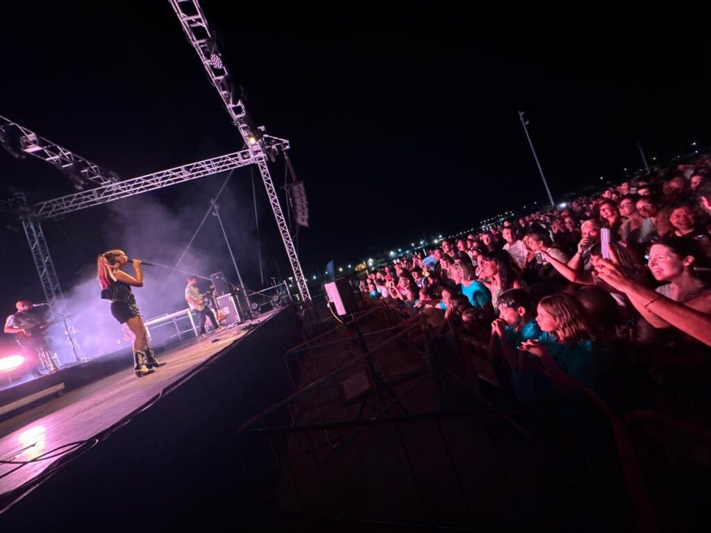 Multitud de personas vibran al son de “La potra salvaje” en el concierto estrella de las Fiestas de Sant Pere